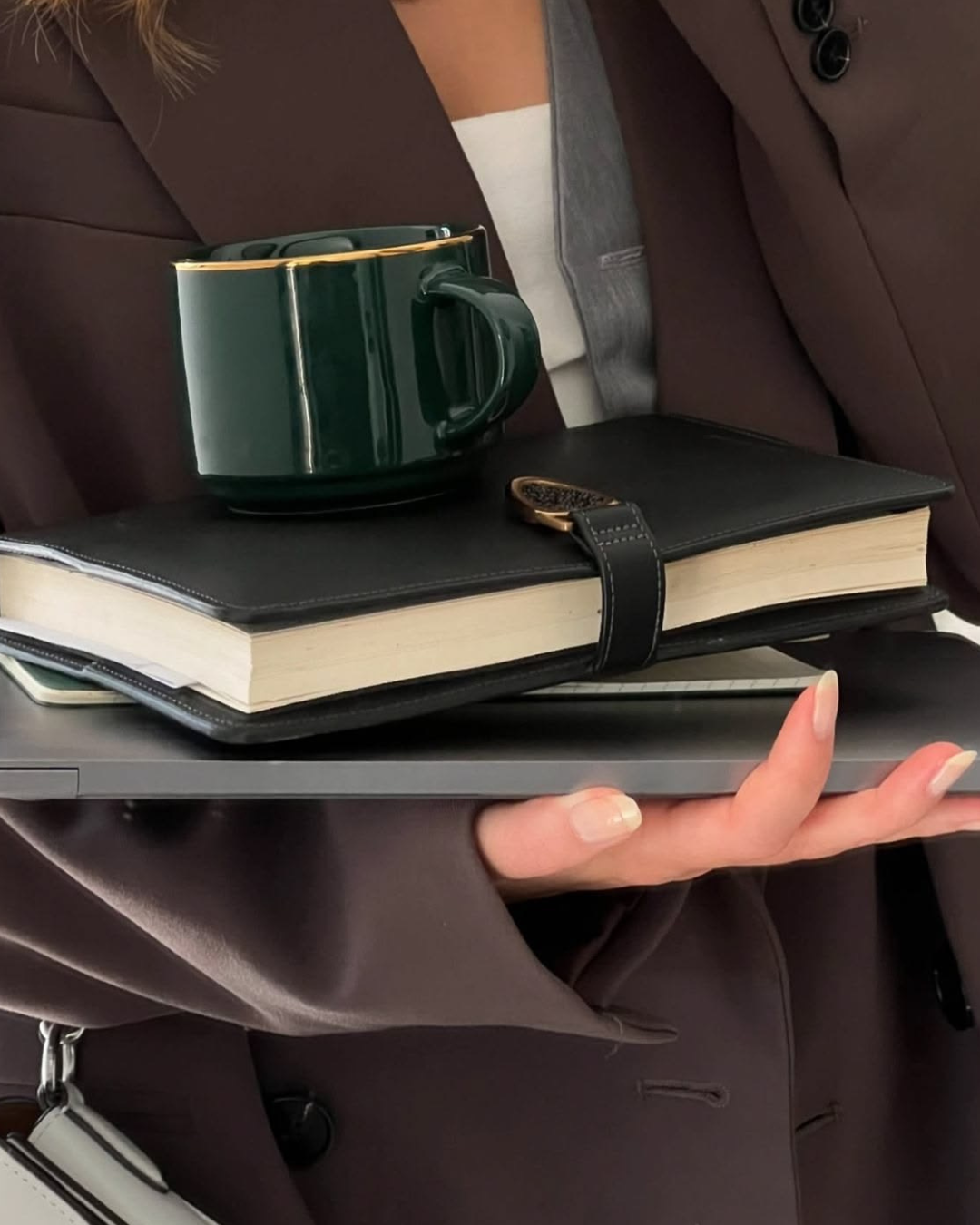 Cuaderno, taza y laptop de Nathaly